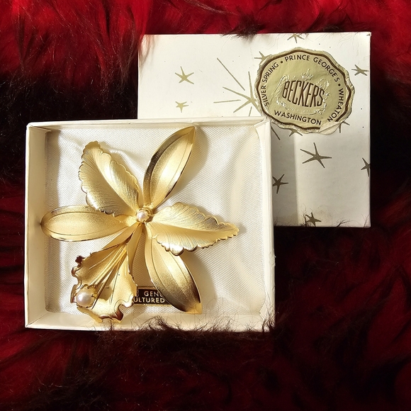 Vintage Elegant Gold Tone Botannical Flower Brooch Pin Pearl Accents in Box - Picture 2 of 4